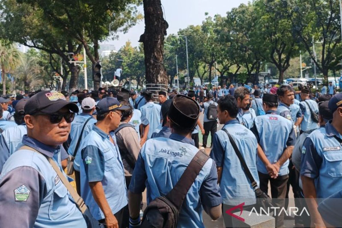Pengemudi Mikrotrans gelar kejuaraan demonstrasi ke depan Balai Pusat Kota DKI Jakarta